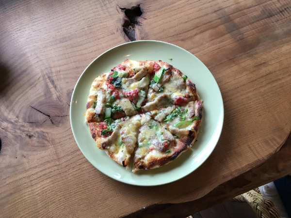 自家製ベーコンと季節の野菜のピザ