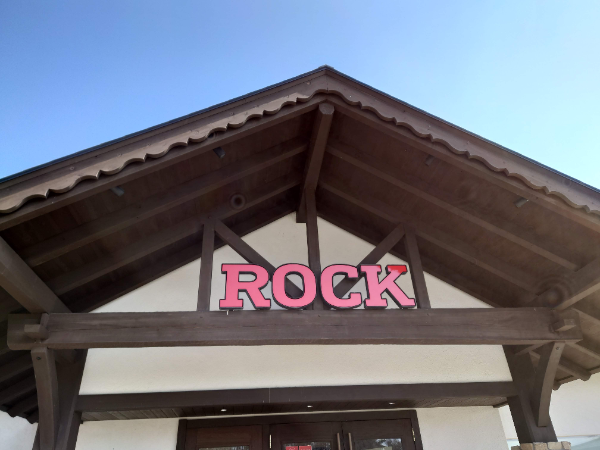 お店の入口には大きな「ROCK」の文字
