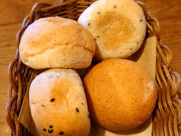 パンはセサミ入りとプレーンの２種類