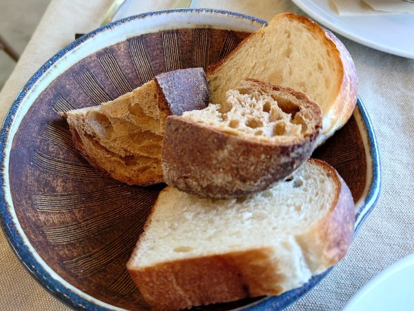 パンはカンパーニュとプレーンなブレッドの２種類（２人分）