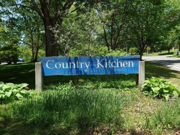 「Country Kitchen」という青い案内板が目印