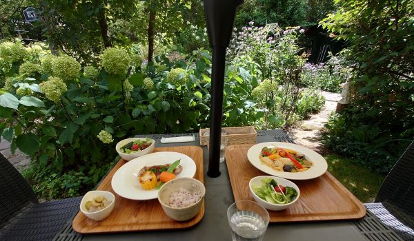 蓼科の隣・原村の「カフェ＆ランチ　アナベル」は英国風の庭が魅力！　アナベルや花々に囲まれた夏のテラス席で、のんびりゆったりランチを堪能♪　野菜たっぷりのパスタに大満足^^