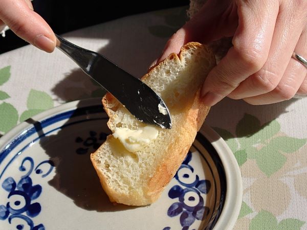 パンにバターを塗る