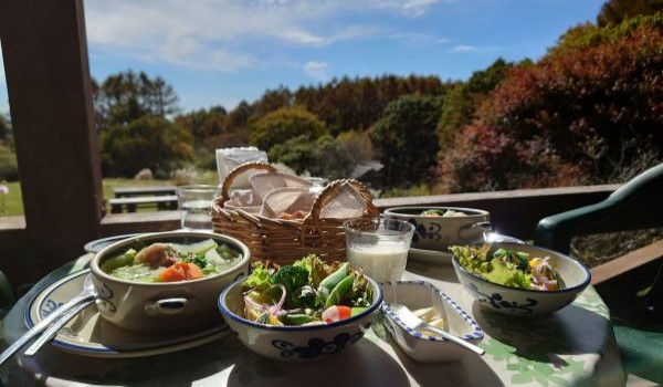 清里から車で15分。富士山を遠望できる開放感バツグンな「日野水牧場ファームハウス」へランチ訪問♪　自家製ベーコンとたっぷりキャベツのスープ、種類豊富な野菜のサラダ、フワっフワのパンが美味すぎた！
