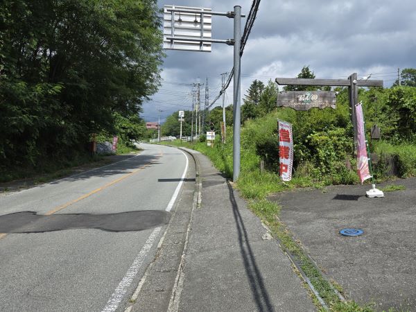 小淵沢インター側から駐車場入口を見る。幟（のぼり）が目印