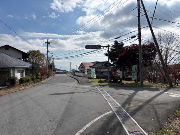 JR小海線の踏切を渡ってすぐの右手