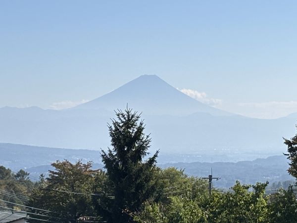 「三分一湧水館」の屋上から富士山を望む