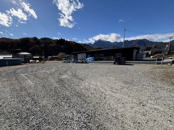 裏手にも駐車場が