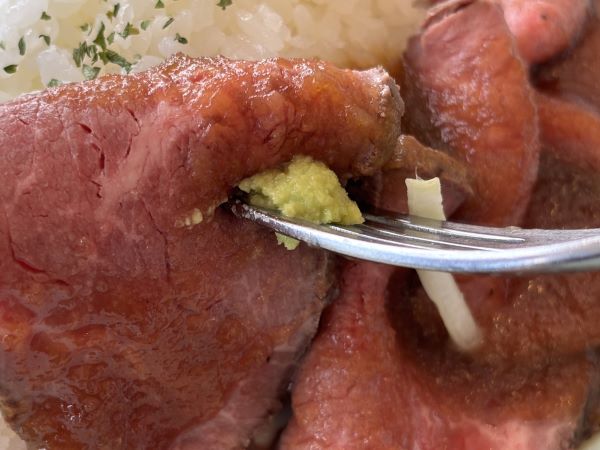 わさびをつけると肉の旨味が引き立つ