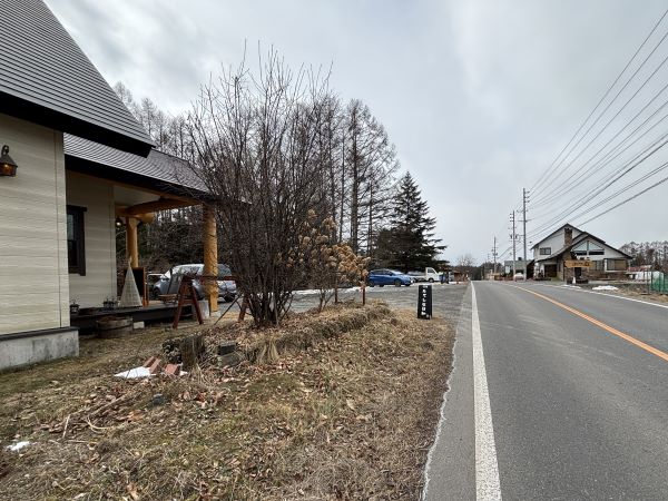 左の建物が「たてしな日和」。右奥に「みつ蔵」が見える