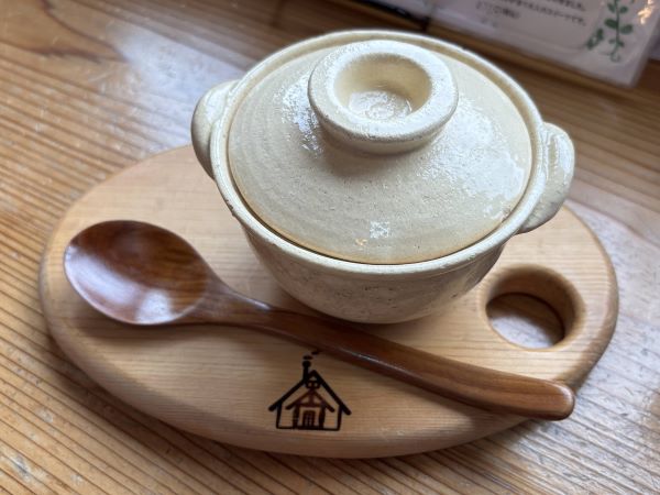 「人参スープ」は蓋つきで運ばれてくる