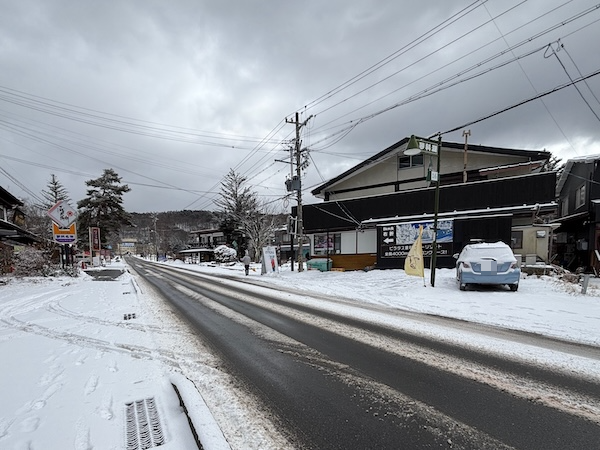 茅野市街方面から見た店舗